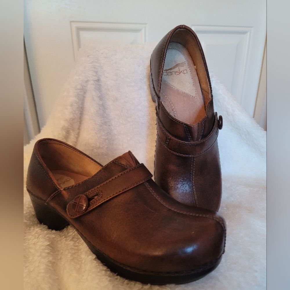 Dansko leather clogs size 37 6.5